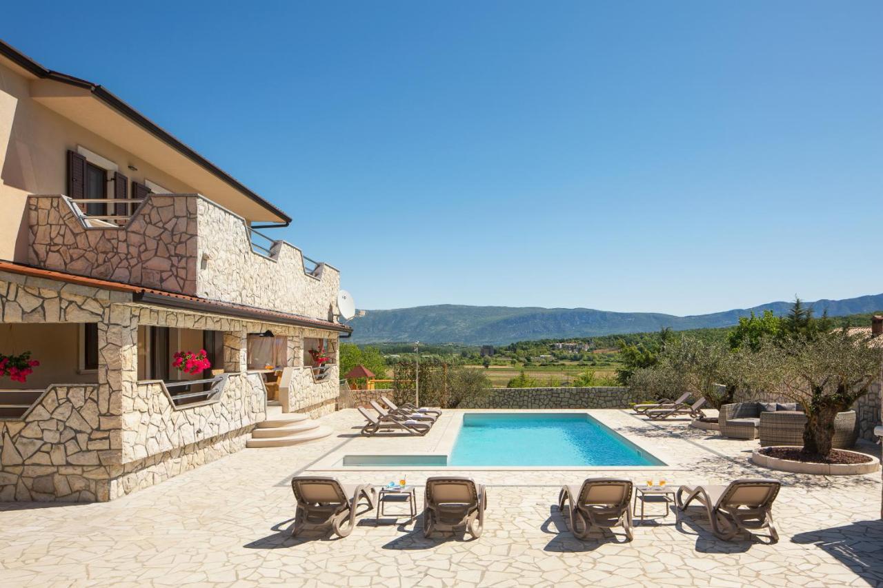 Villa Vesna With Sauna, Hot Tub Potpićan Exteriér fotografie