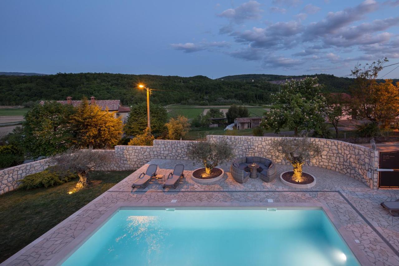 Villa Vesna With Sauna, Hot Tub Potpićan Exteriér fotografie
