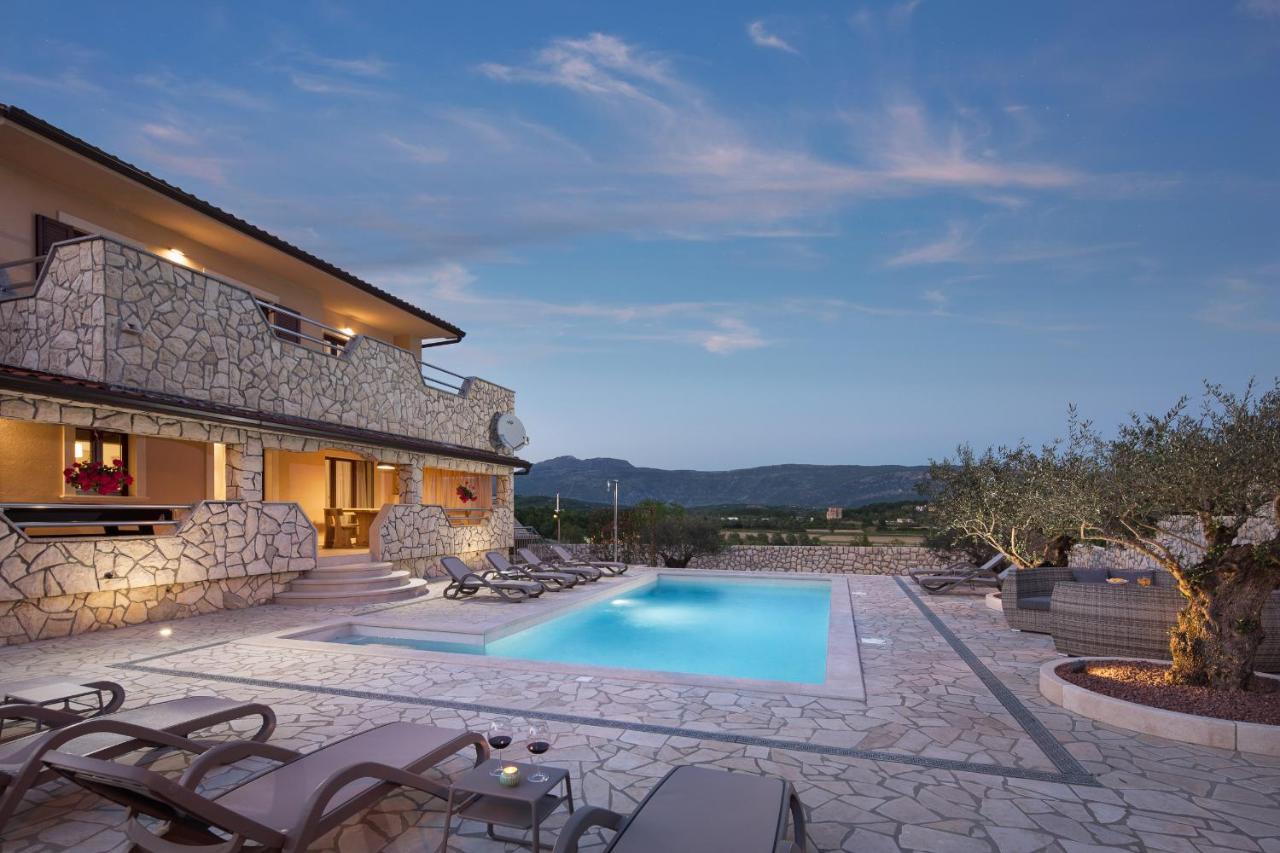 Villa Vesna With Sauna, Hot Tub Potpićan Exteriér fotografie