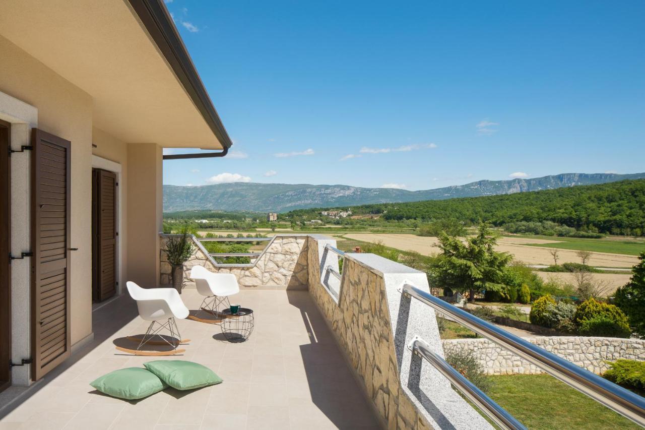 Villa Vesna With Sauna, Hot Tub Potpićan Exteriér fotografie
